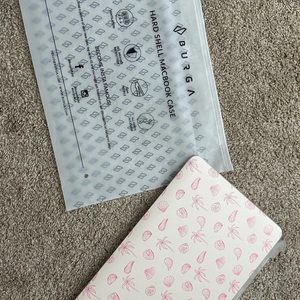 Pink and White Seashell Patterned Laptop Sleeve